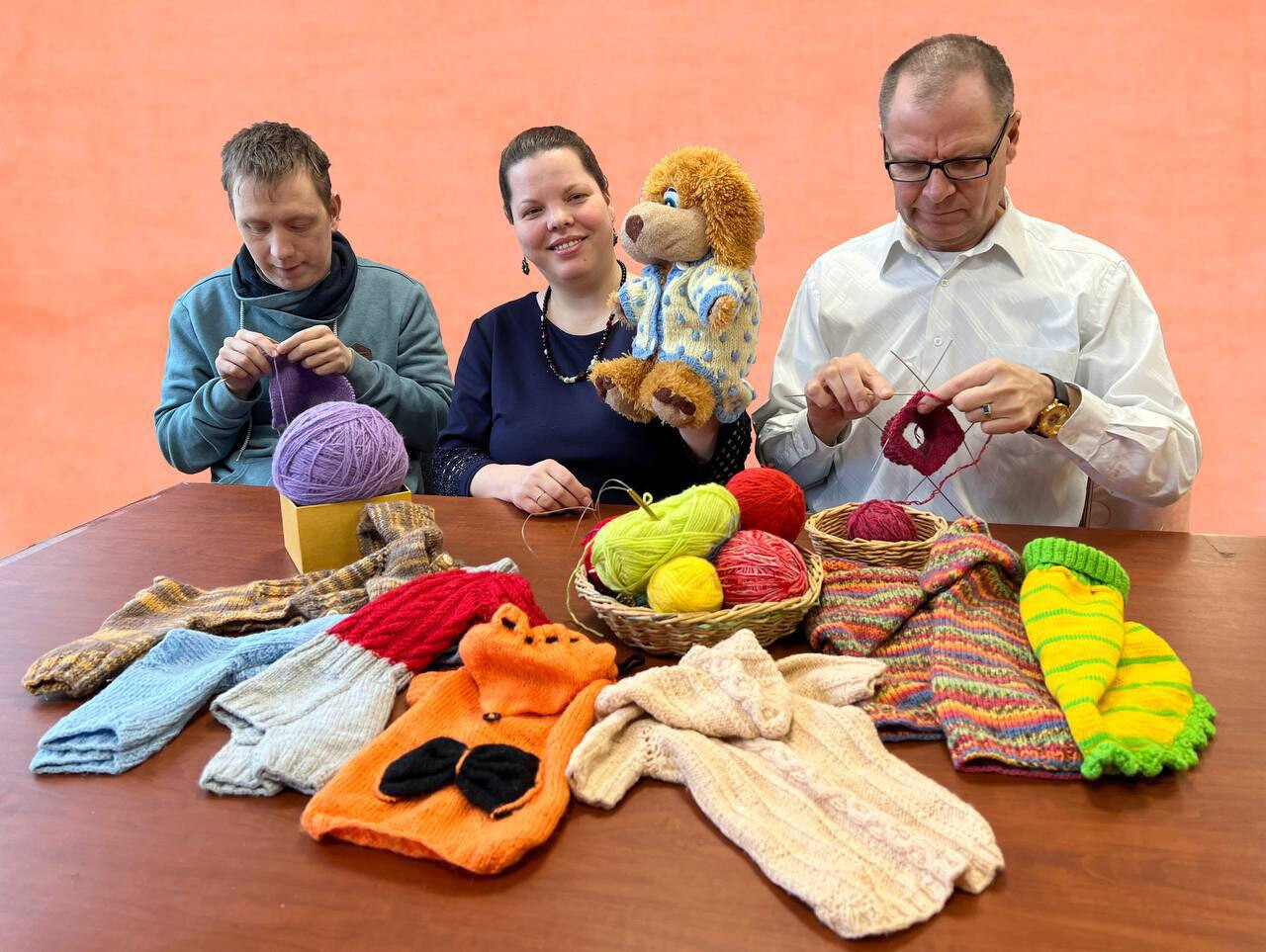 Орехово-зуевские пенсионеры разрабатывают собственную линейку вязаной одежды для собак и кошек